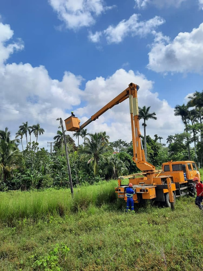 Foto: Empresa Eléctrica Camagüey Eléctricos camagüeyanos laboran en Pinar del Río
