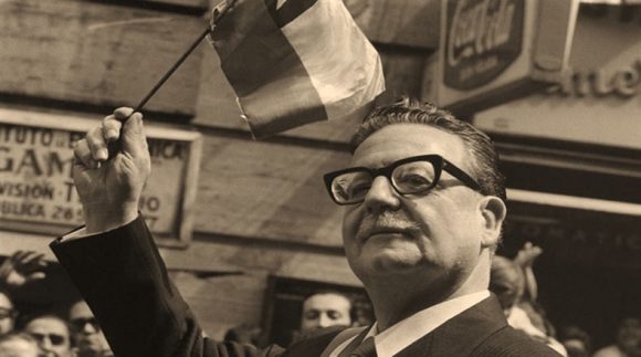  Luego de dos postulaciones, en su tercer intento, el médico Salvador Allende ganó la presidencia de Chile de la mano de una coalición de partidos de izquierda llamada Unidad Popular (UP). La bandera de la UP era fruto de una historia de luchas, iniciada con las heroicas huelgas de los trabajadores de las minas de salitre en las primeras décadas del siglo veinte.