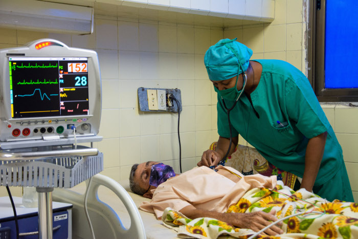 La enfermera Yordanka evalúa a un paciente, que lleva diez días hospitalizado en espera del marcapasos. Foto: Alejandro Rodríguez Rodríguez/Adelante