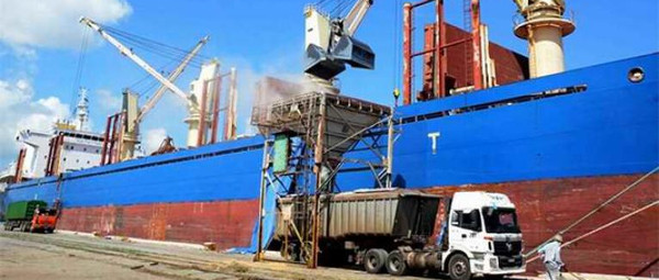 Cuatro buques descargan arroz y harina de la canasta familiar