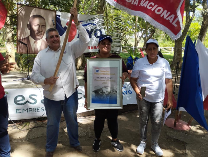 Pablo O. Céspedes, director de la UEB EsAzúcar en la provincia, recibió la bandera que acredita a su colectivo, como Vanguardia Nacional del SNTIA. EsAzúcar se ratifica como Vanguardia Nacional