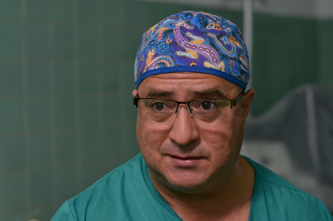 Dr. Alejandro Álvarez López recently won the Annual Health Award with the book Primary osteoarthritis of the knee, a conservative approach to the joint; only one of its kind in the country. Photos: Leandro Pérez Pérez/ Adelante