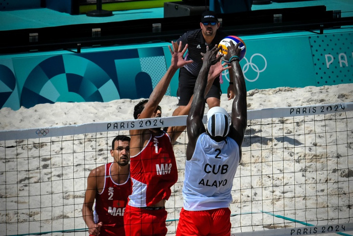 La dupla cubana de Jorge Luis Alayo y Noslen Díaz, gana invicta en el grupo D del voleibol de playa de los XXXIII Juegos Olímpicos, al derrotar a los marroquíes Mohammed Abicha y Zouheir Elgraoui, en Campos de Marte al pie de la Torre Eiffel, en la ciudad de París.  Foto: Juan Pablo Carreras Vidal/ ACN. Dúo Alayo-Díaz avanza invicto y sigue ganando público en París