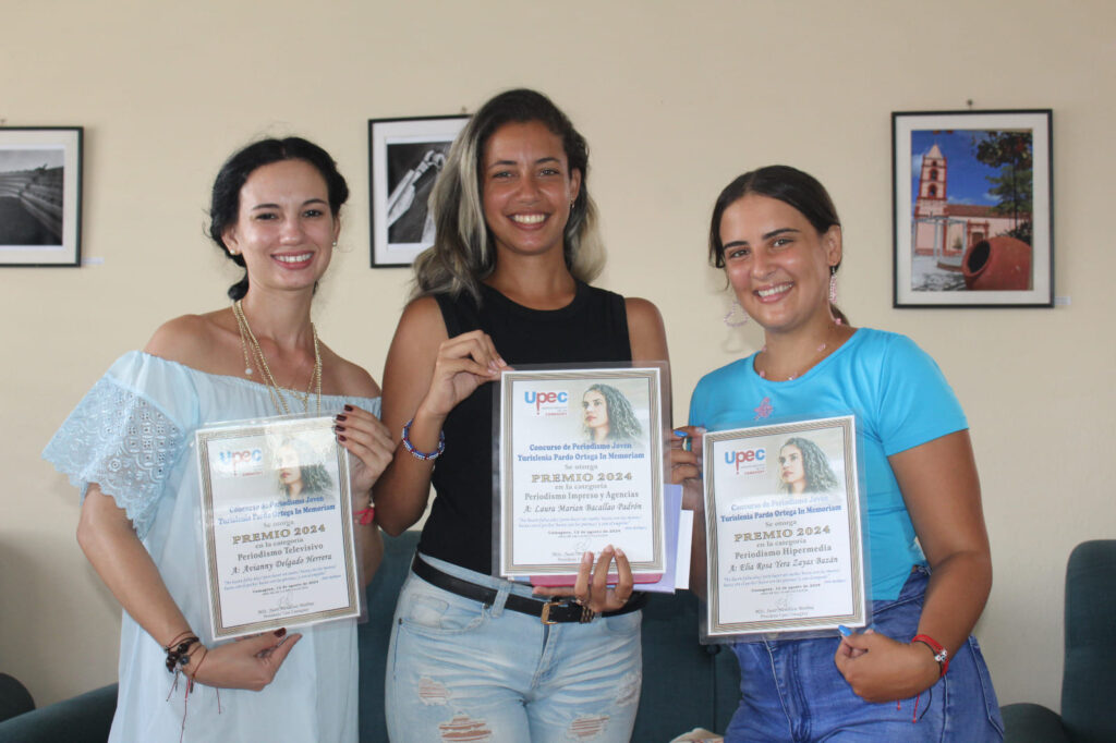Los premios en Televisión a Avianny Delgado Herrera,  en Periodismo Impreso y de Agencias a Laura Marian Bacallao Padrón y en Hipermedia a Elia Rosa Zayas Bazán. Foto: Del Autor