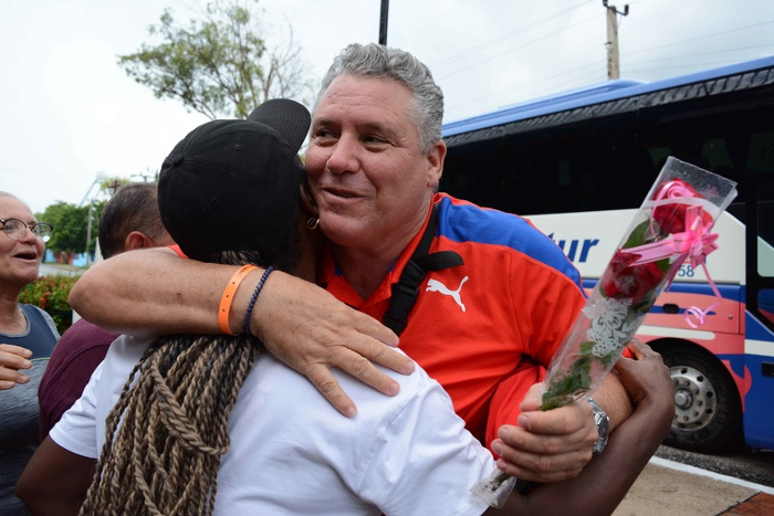 Hugo Pérez de Corcho, entrenador de clavados participante en las Olimpiadas de Paris 2024, es agasajado por los vecinos del barrio, durante su recibimiento en Camagüey. Fotos: Rodolfo Blanco Cué/ ACN Entrenador camagüeyano agradece recibimiento del pueblo