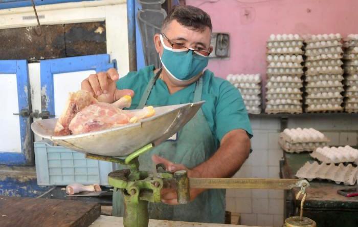 La distribución del pollo correspondiente a enero comenzó en occidente y se asegura gradualmente en todo el país, los huevos también se distribuyen. Foto: Tomada de escambray.cu Aclaran disponibilidades de la canasta familiar normada