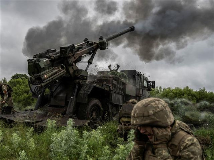 El ministro de las Fuerzas Armadas de Francia, Sébastien Lecornu, se comprometió en fabricar y entregar este año 78 cañones César para el ejército ucraniano, involucrando en la financiación a socios y aliados europeos. Foto: Tomada de PL  El ministro de las Fuerzas Armadas de Francia, Sébastien Lecornu, se comprometió en fabricar y entregar este año 78 cañones César para el ejército ucraniano, involucrando en la financiación a socios y aliados europeos.