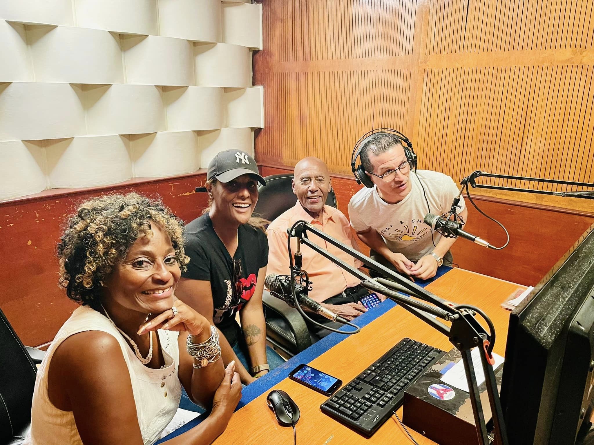 La radio cubana es el medio privilegiado con la promoción inicial de Doce joyas.
