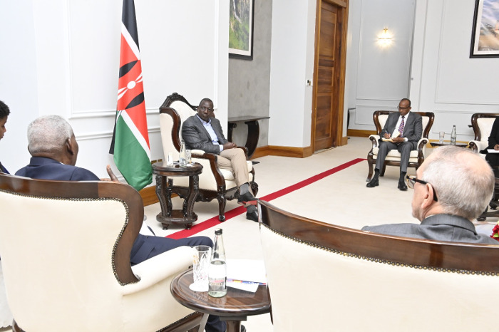 El máximo representante de la diplomacia cubana resaltó la inmediatez con la que Ruto recibió a Esteban Lazo, Enviado Especial del Gobierno de Cuba, con la misión de recabar información sobre ese asunto. Foto: Tomada de twitter.com/BrunoRguezP Agradece Cuba a Kenia apoyo para esclarecer situación de médicos