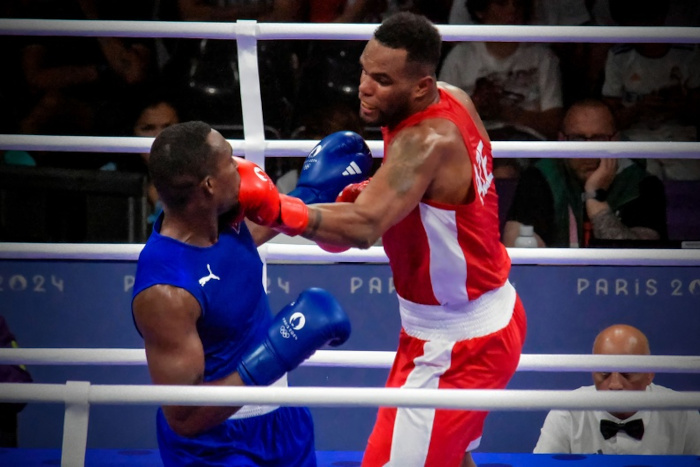 El bicampeón olímpico Julio César La Cruz y su compatriota Loren Berto Alfonso, representante de Azerbaiyán, durante la pelea que dio a Berto como ganador por votación dividida 2-3 en octavos de final en la división de los 92 kilogramos del boxeo de los XXXIII Juegos Olímpicos de París 2024, en el recinto París Norte Arena, estadio Roland Garros, en París. Foto: Juan Pablo Carreras Vidal/ ACN