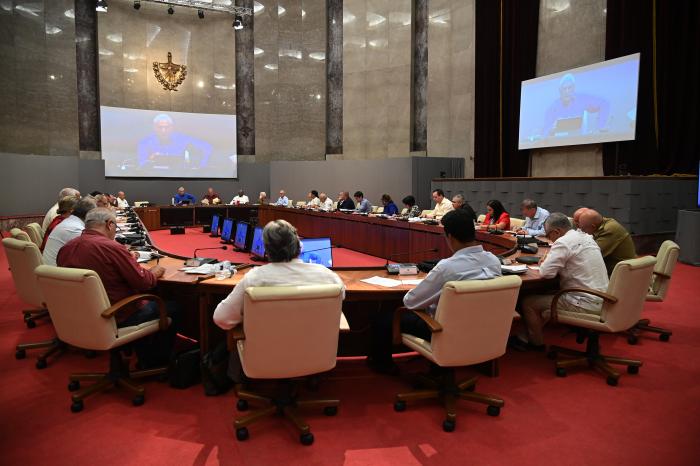 Cerca de una treintena de proyecciones para corregir distorsiones y reimpulsar la economía cubana se organizan en un cronograma para su implementación a partir de septiembre. Foto: Estudios Revolución. El momento es difícil, pero podemos superarlo
