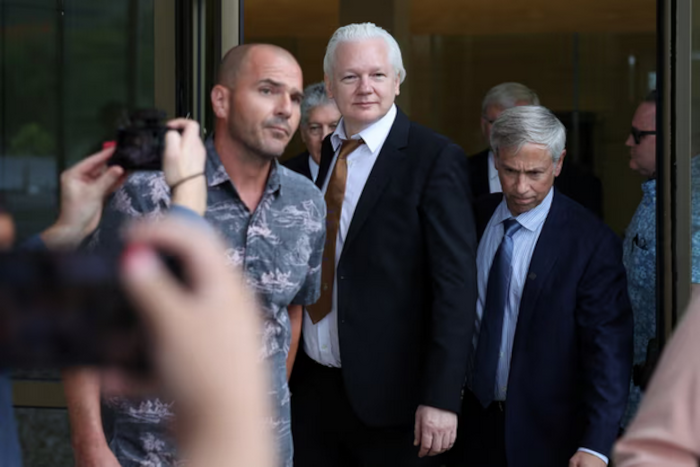 El Departamento de Justicia convino celebrar la audiencia en Islas Marianas del Norte ante la oposición de Assange de entrar a territorio continental de Estados Unidos y porque literalmente estará en el camino a casa (Australia). Foto: Kim Hong-Ji/ Reuters Julian Assange asegura su libertad