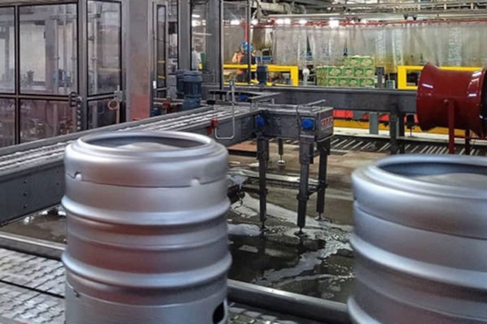 Foto: Tomada de telecubanacan.icrt.cu Nueva línea para envasar toneles en cervecería Bucanero