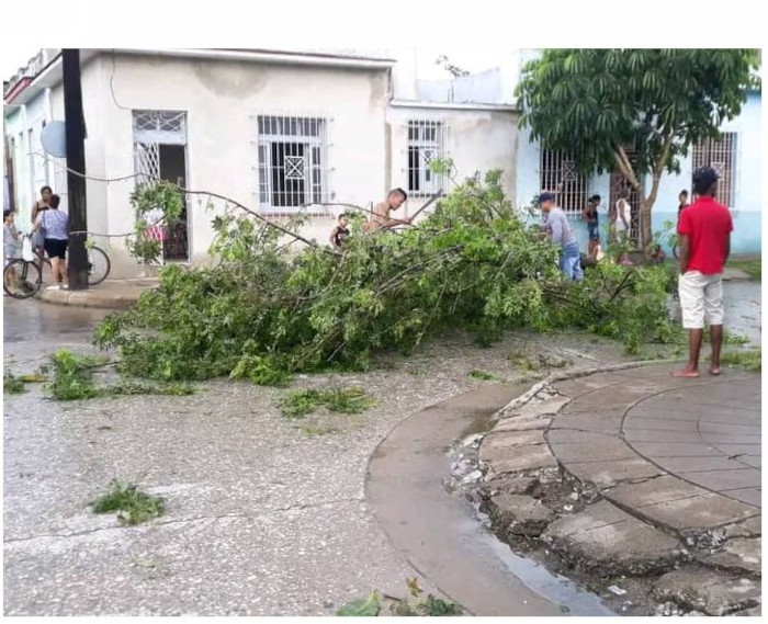 Fotos: De aficionados, aportadas por el Centro Meteorológico Tornado, caída de granizos y fuertes vientos el viernes sobre Camagüey