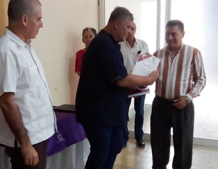Labañino entrega reconocimiento a un compañero destacado en  el trabajo de la Anec.