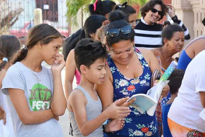 Esta hermosa expresión motivada por un libro no fue captada en el Casino Campestre, sino en el Hospital Pediátrico de Camagüey, uno de los lugares hasta donde llevaron las opciones de la feria. Fotos: Centro del Libro Sobrevivir a la circunstancia
