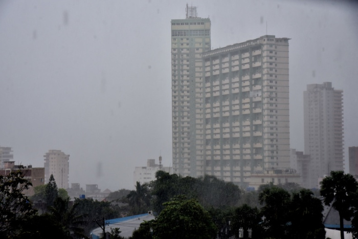Movimiento de bandas de nublados, chubascos y lluvias asociadas con la zona frontal que se desplaza sobre el sudeste del golfo de México y la región occidental de Cuba, afecta a la capital.  Foto: Omara García Mederos/ ACN Presidente cubano pide prudencia ante intensas lluvias