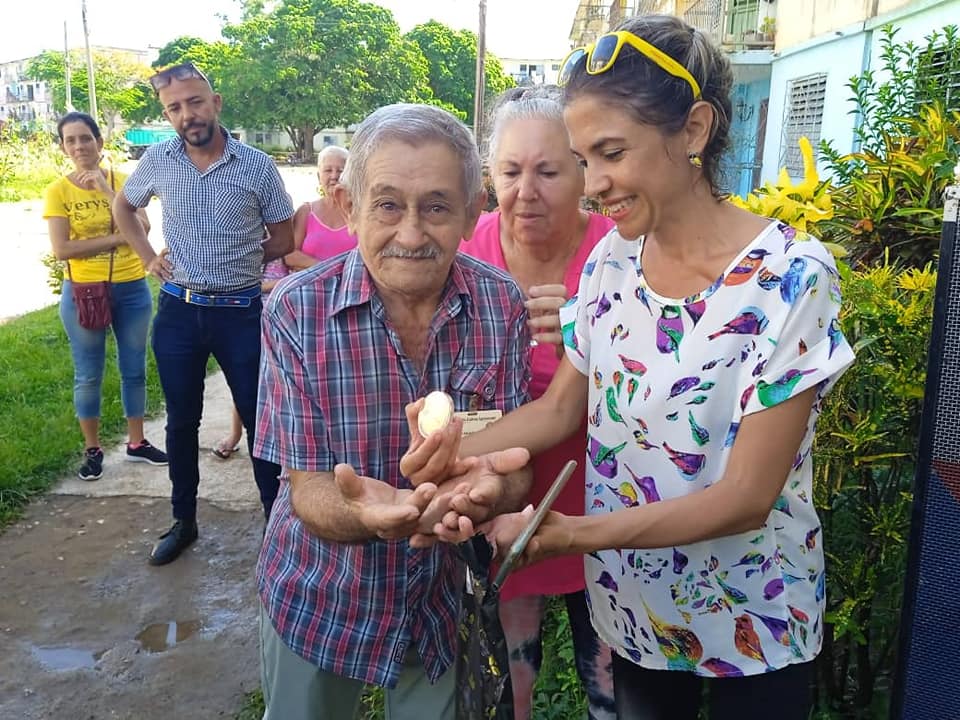 En la ocasión de la foto, en agosto de 2023, Ferrer recibía en su comunidad la Moneda Conmemorativa Aniversario 60 de la UPEC. Tomada de Radio Cadena Agramonte