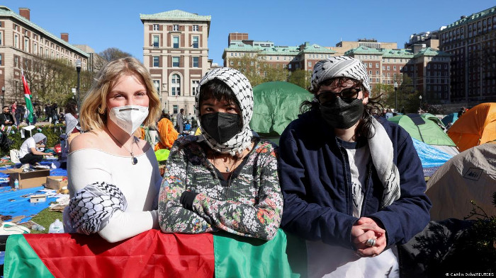 Los manifestantes estudiantiles vigilan el perímetro de un campamento de apoyo a los palestinos en el campus de la Universidad de Columbia. Foto: Tomada de dw.com A pesar de manifestaciones, Biden mantiene su política hacia Medio Oriente