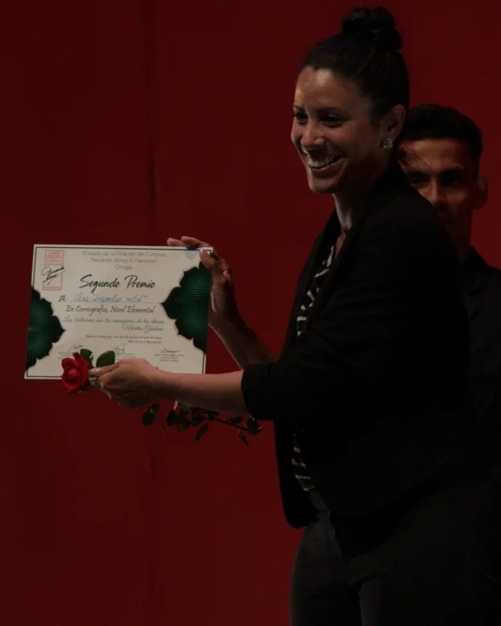 Lisandra al recibir el Segundo Premio en la categoría Nivel Profesoral, del Concurso de Coreografía e Interpretación Fernando Alonso in Memoriam 2024.