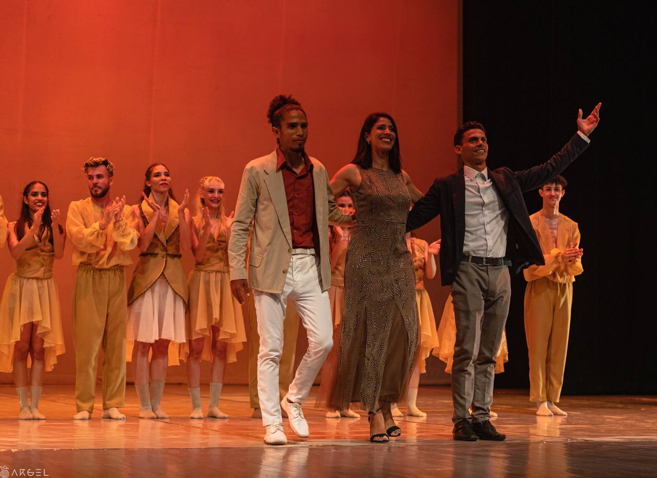 Adrián Cancino junto a Lisandra Gómez y Jesús Arias la noche del estreno de Café con leche.