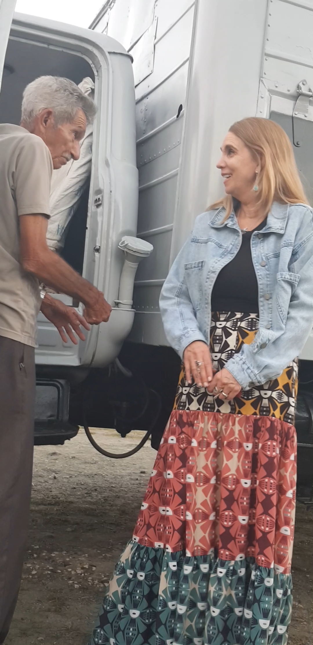 Alberto Sedeño y la artista peruana Sonia Cunliffe en Lugareño, noviembre del 2024.Fotos: Centro de Cine Camagüey