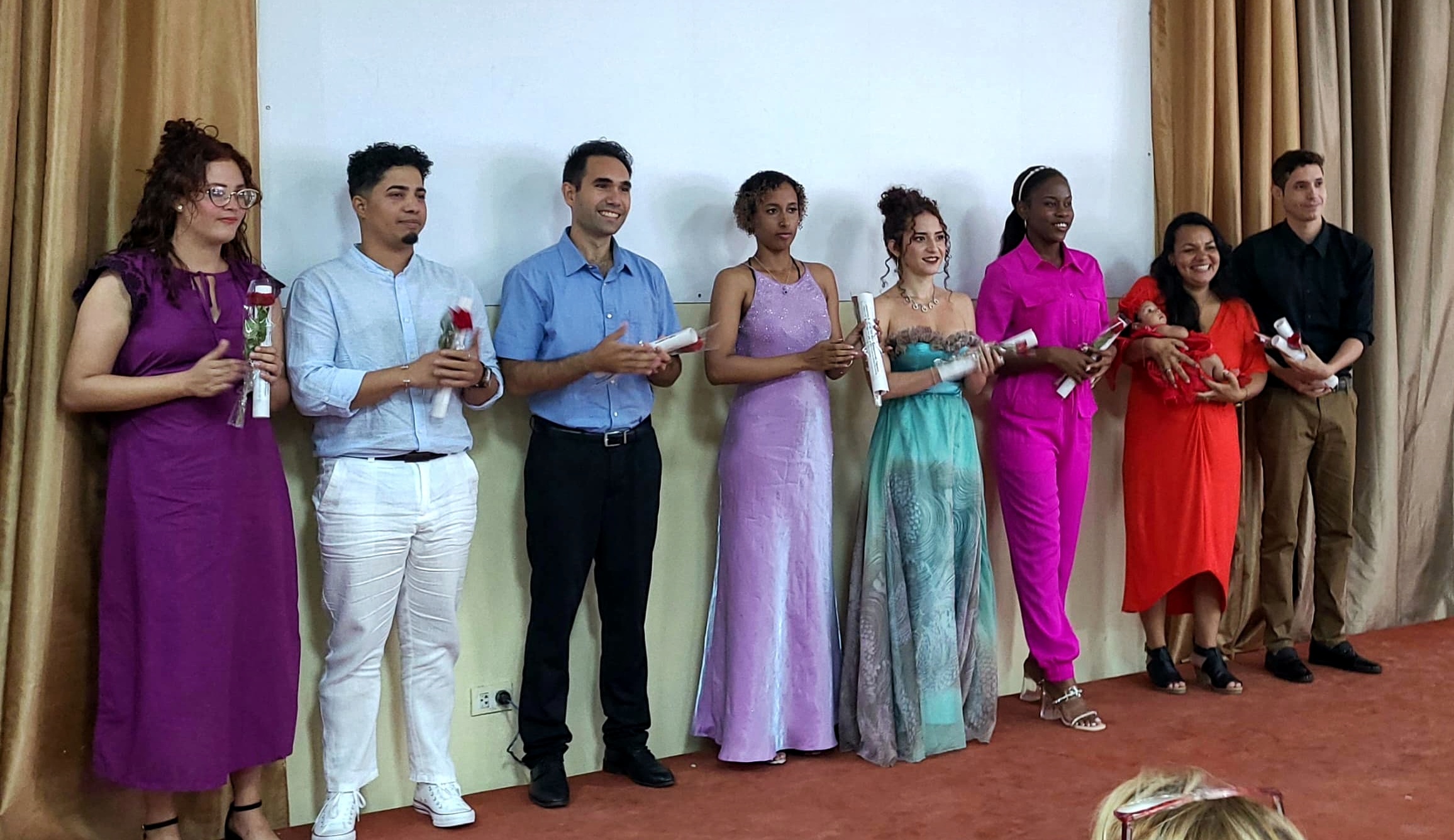 De los 17 egresados ocho recibieron título de oro.