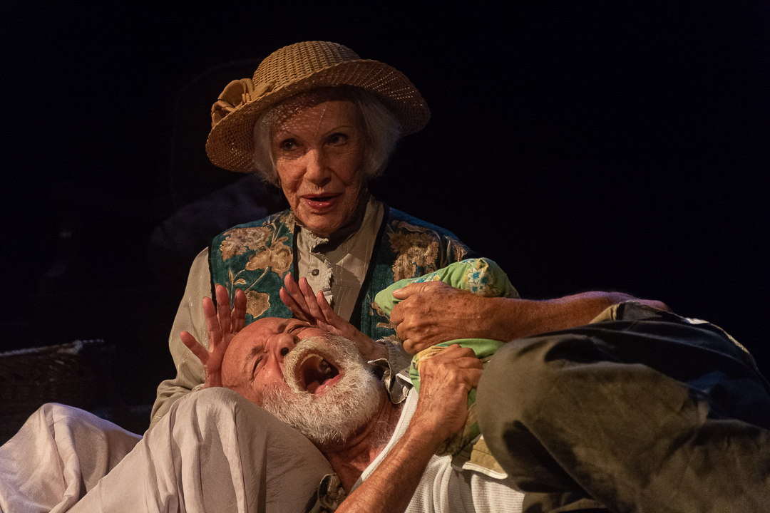 Jorge Luis de Cabo, con 50 años de trayectoria, celebra el privilegio de compartir escena con Verónica Lynn en Frijoles colorados. “El teatro es mi vida; estoy jubilado, pero no retirado, sigo como comején”, expresó. El actor participó en la primera edición del Festival de Camagüey en 1983, y desde entonces ha regresado en múltiples ocasiones.