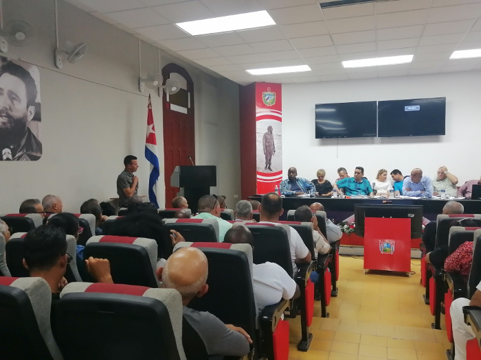 Foto: Gladys D. Morera / periodista Radio Cadena Agramonte Titular de la Industria Alimentaria evalúa el ramo en Camagüey