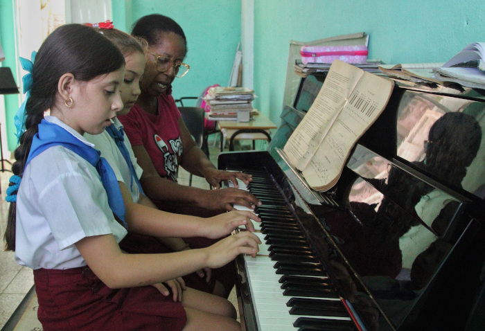 María Félix García Posada/ Estudiante de periodismo) y Camila Ibarra Piloto/ Adelante El arte como vocación