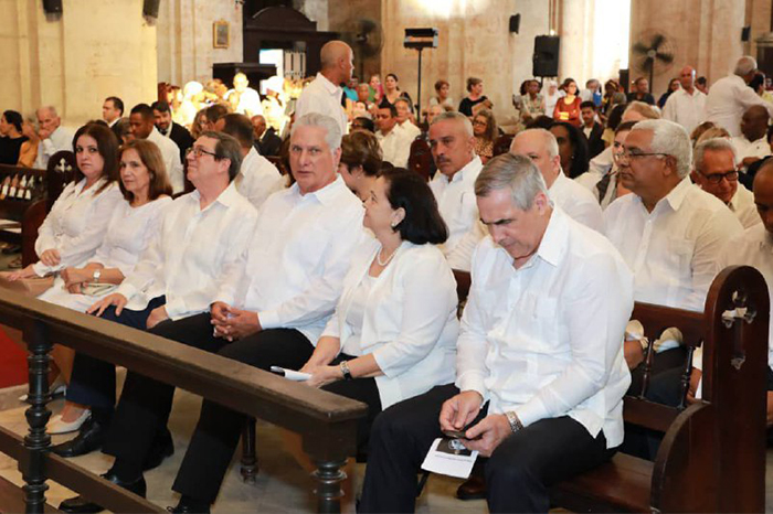 Foto: Vladimir Molina Espada/ ACN Presidente cubano acude a misa de