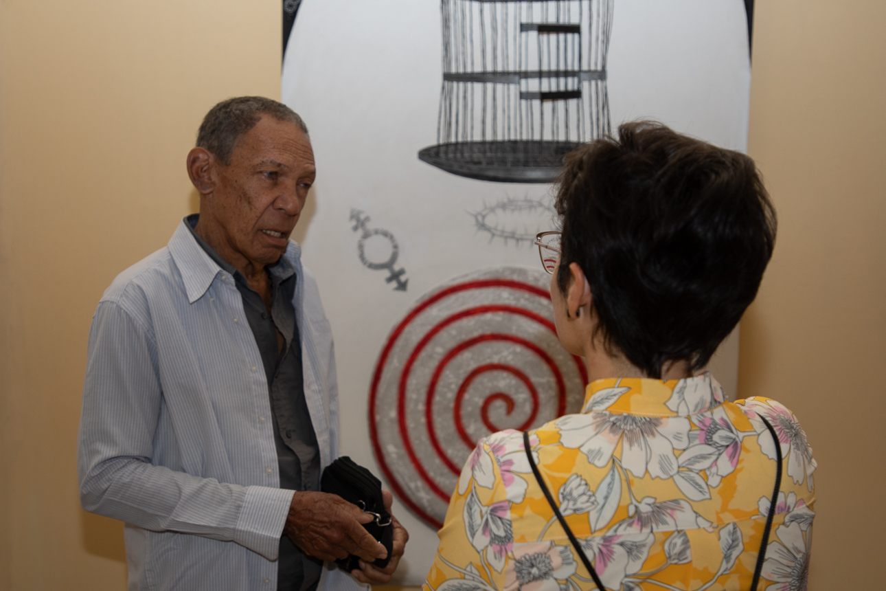 Osvaldo Petit en la expo Trazos desbordados, galería Amalia, marzo de 2025.