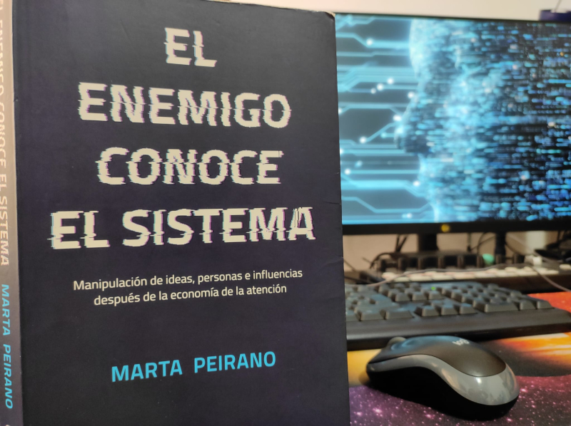 Esclarecedor ensayo de Marta Peirano sobre vigilancia y manipulación digital