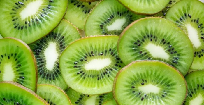 Probar kiwi con el Caribe en la lengu
