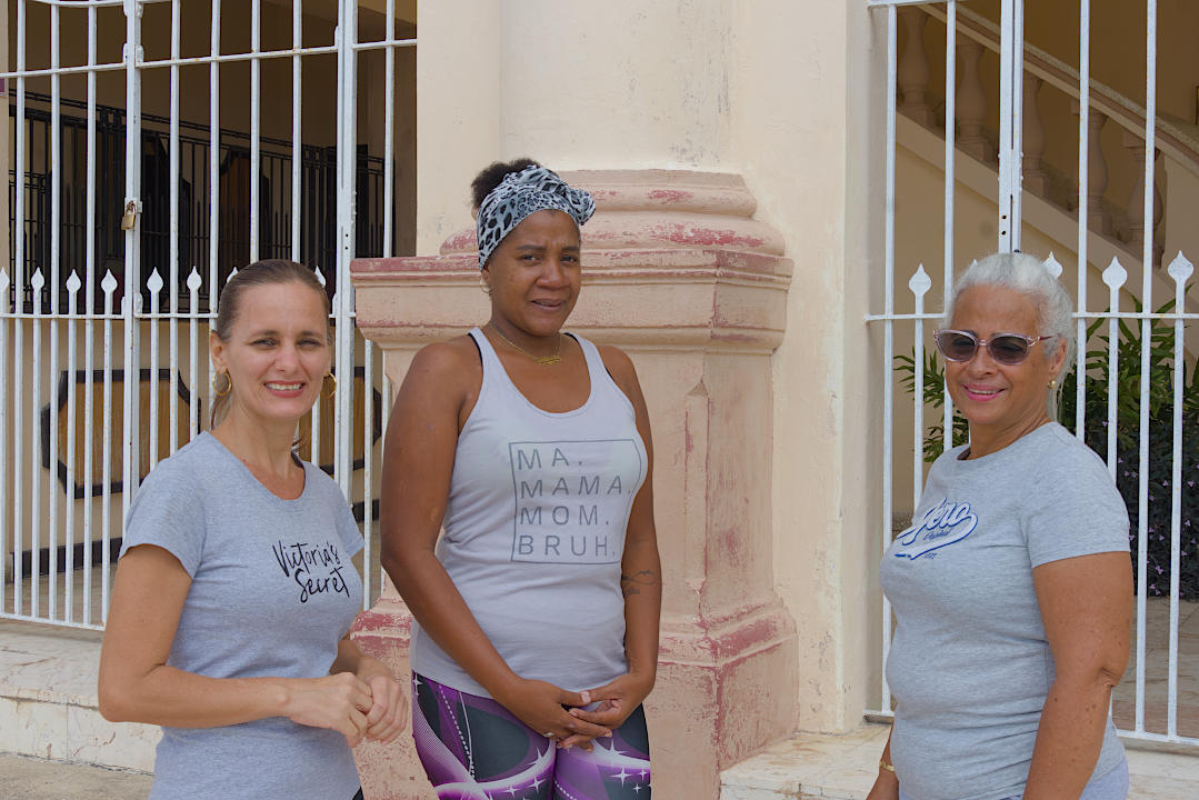 Tres de las madres que sostienen día a día el proyecto: la instructora Yilian Vázquez Barceló; Ana Rosa Sánchez Torriente, madre de Alexa Richard Sánchez (5 años, escuela Marta Abreu); y Niurka Hernández Varona, abuela de Kerlys Casaña Arteaga (8 años, escuela Jesús Suárez Gayol)