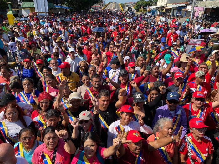 Manifestación popular en apoyo a Maduro. Foto: Tomada de cubadebate.cu Tempestad vacía, solo emergió un ra