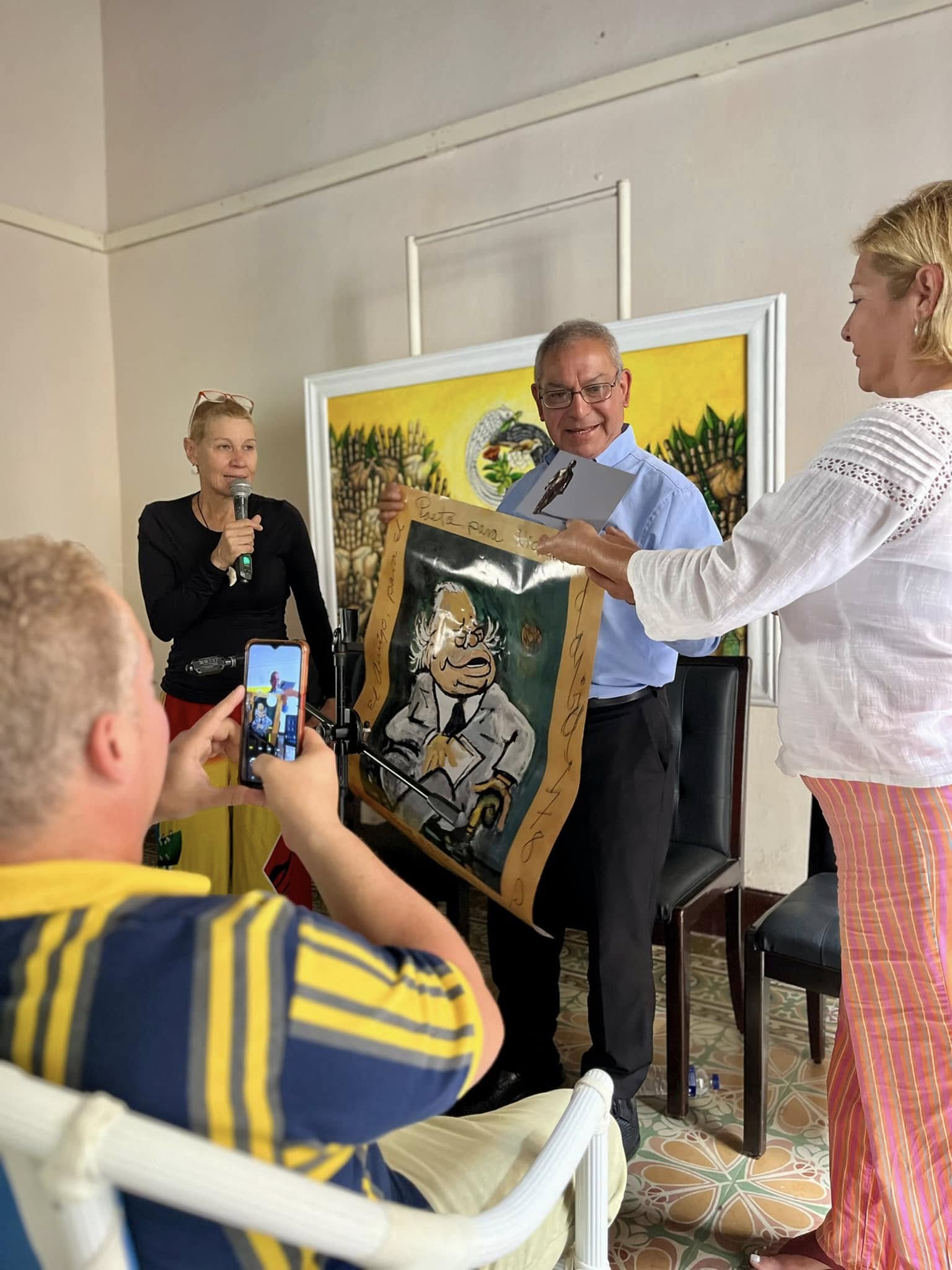 A la sede de la Fundación Guillén, también conocida como Casa de la Poesía, volvió el amigo como parte de la Jornada Chile-Camagüey, auspiciada por la Dirección Provincial de Cultura, el Centro Provincial del Libro y el Proyecto Golpe a Golpe.