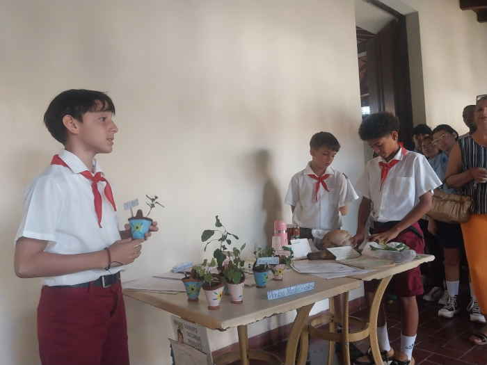 Fotos: De la autora  Pioneros y jóvenes investigan sobre ciencia