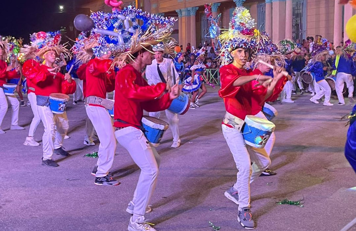 Noche de paseos al ritmo de comparsas y congas 