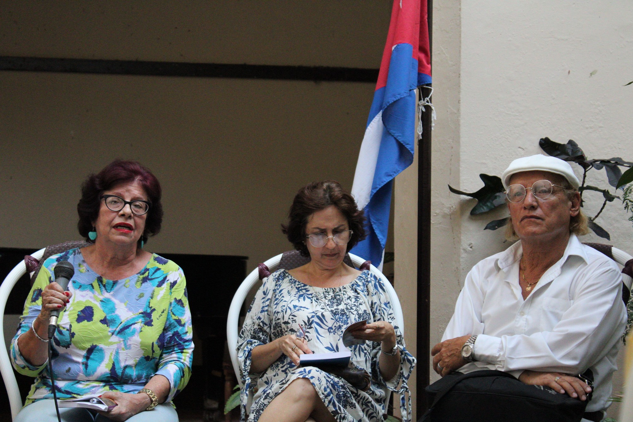 Mercy Ruiz, directora de Ediciones ICAIC junto a la investigadora María Antonia Borroto, autora incluida en el libro, y Armando Pérez Padrón, anfitrión del Taller Nacional de Crítica Cinematográfica.