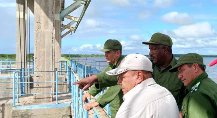 A partir del peligro que representa Melissa para el municipio costero de Santa Cruz del Sur, el Consejo de Defensa Provincial visitó objetivos económicos y zonas de defensa para continuar adoptando las medidas correspondientes.  Protegen a pobladores de zonas pro