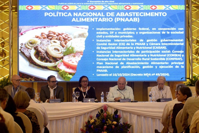 Mesa de diálogos sobre el fortalecimiento de los sistemas agroalimentarios con énfasis en la agricultura familiar y en el consumo sostenible, tomando en cuenta el continuo urbano-rural. Foto: Omara García Mederos/ ACN Brasil por el impulso al desarrollo cubano