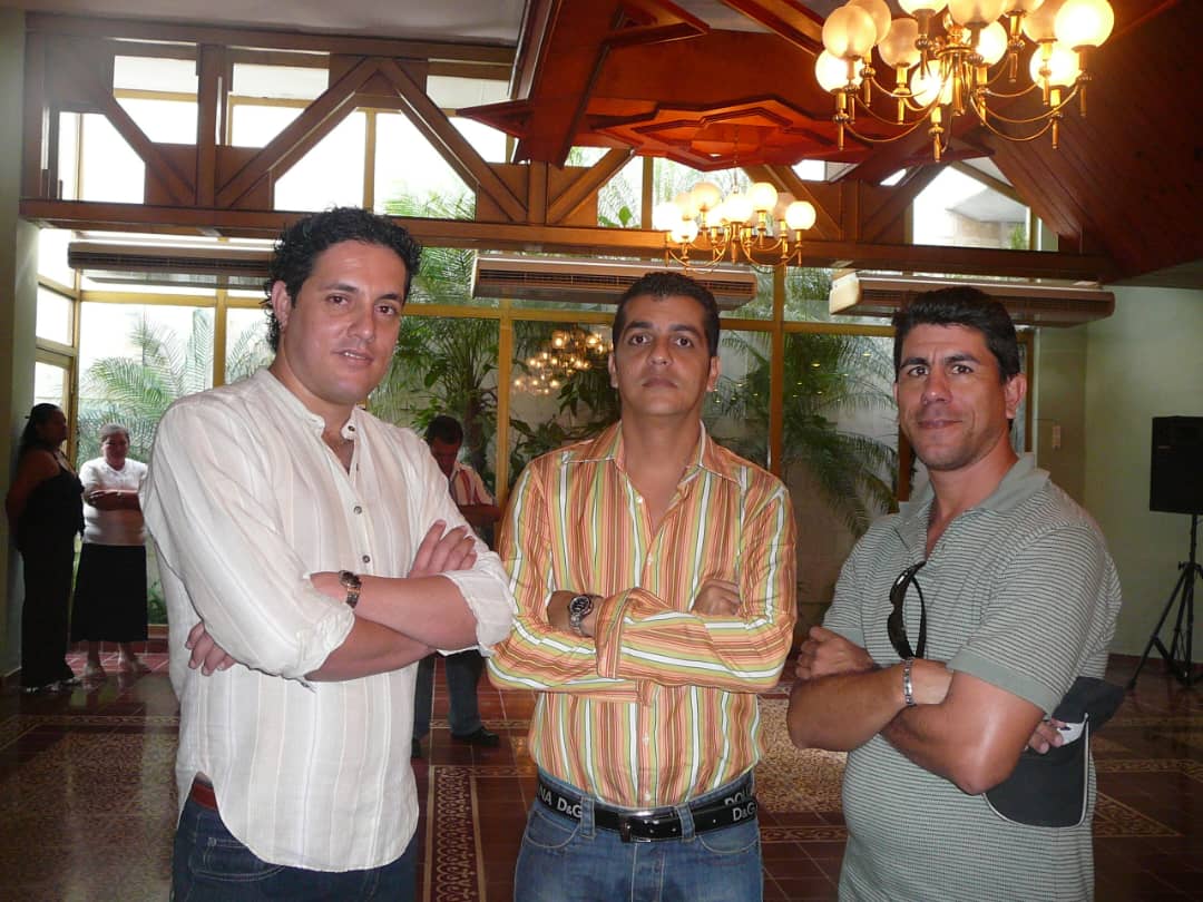 Eloy junto a Gregorio Márquez director del Teatro Principal y el teatrista Freddys Nuñez