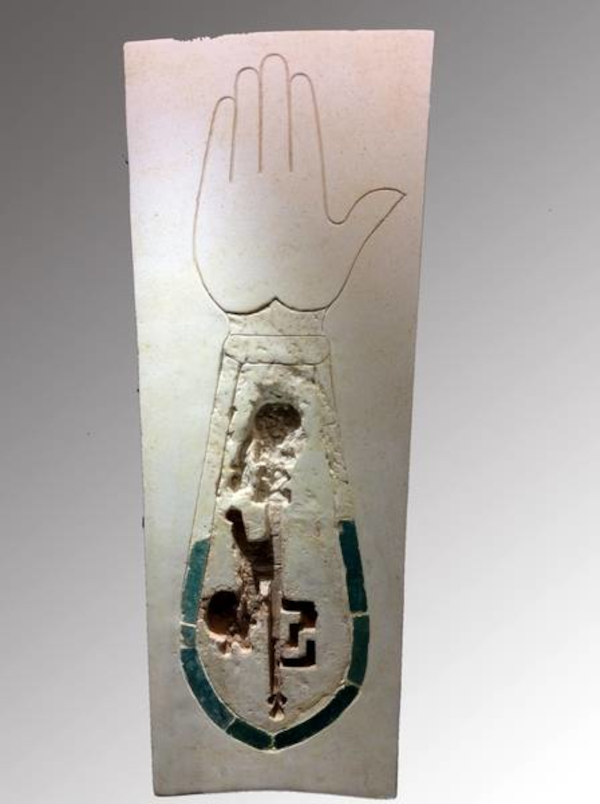 Detalle de la mano de Fátima, en la Alhambra de Granada