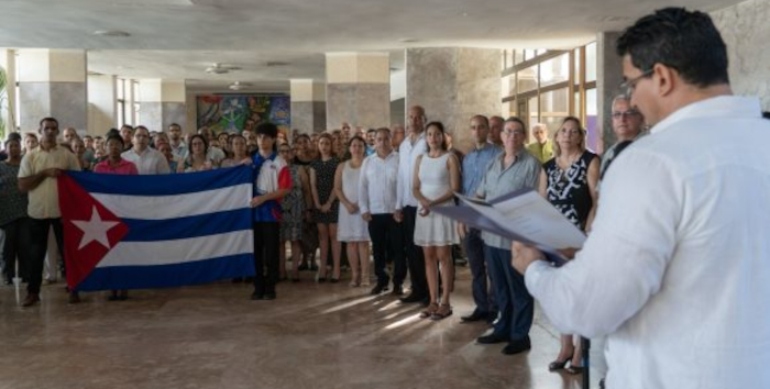 Recibe Cuba diplomáticos expulsados de República Dominicana y denuncia presión de Washington