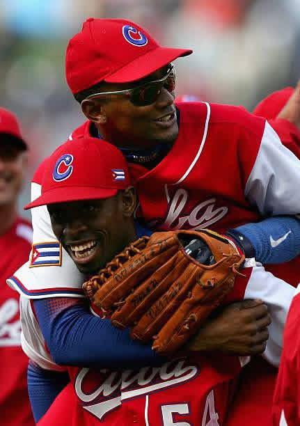En esta foto Leslie Anderson carga a su espalda al pinareño Alexei Ramírez en una celebración tras concluir un partido del primer Clásico Mundial. “Lele” era hasta ahora el único camagüeyano con dos participaciones en estos eventos (en este V se suma Yariel Rodríguez), mientras que Alexei repite, junto a los lanzadores Shairon Martis y Paolo Espino, de Países Bajos y Panamá, respectivamente, como únicos peloteros activos de aquel torneo inaugural de 2026.