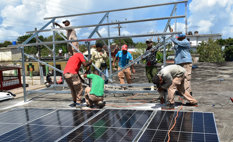 Avanza instalación de paneles solar