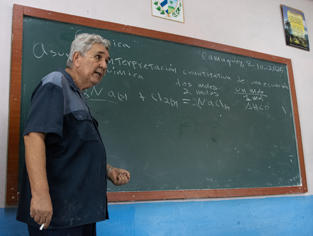 Interrumpimos una de las clases de Julio para captarlo mientras explicaba los contenidos del programa a los concursantes de noveno grado
