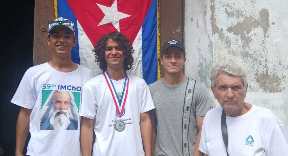 De izquierda a derecha, Marco Antonio, su hermano; Carlos Daniel, Roy Roger, también concursante de química, y Julio, su entrenador.
