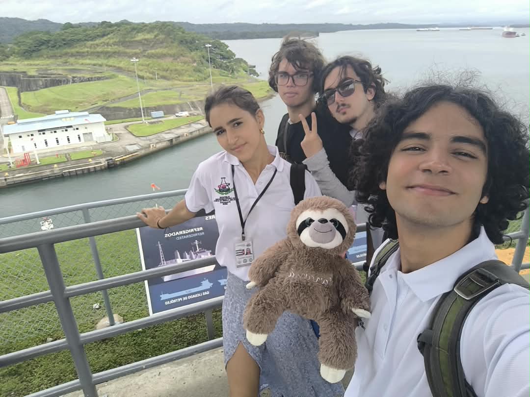 El equipo cubano muestra “su mascota”, un regalo ofrecido por los muchachos costarricenses. En estos certámenes es habitual tener una por delegaciones por lo que decidieron hacer este presente a los cubanos que no contaban con una.